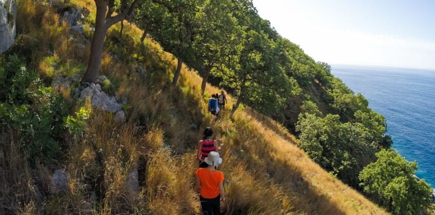 hiking karaburun